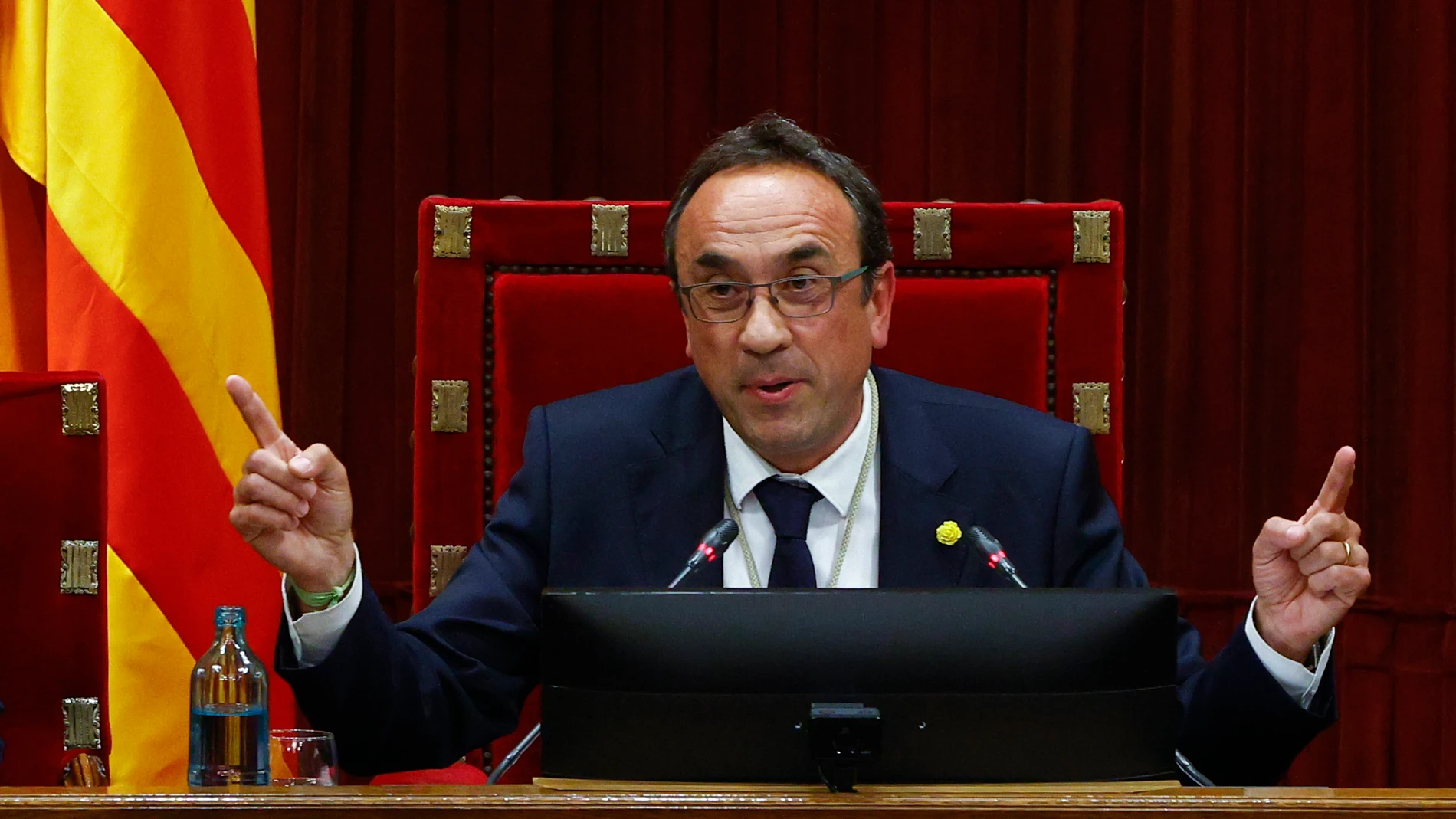 GRAFCAT5274. BARCELONA (ESPAÑA), 10/06/2024.- El exconseller y diputado de Junts Josep Rull pronuncia unas palabras tras ser elegido este lunes como nuevo presidente del Parlament, en una segunda votación en la que, gracias al apoyo de ERC y la CUP, ha conseguido superar a la candidata socialista, Sílvia Paneque, y ha alcanzado así la mayoría simple.EFE/ Quique García