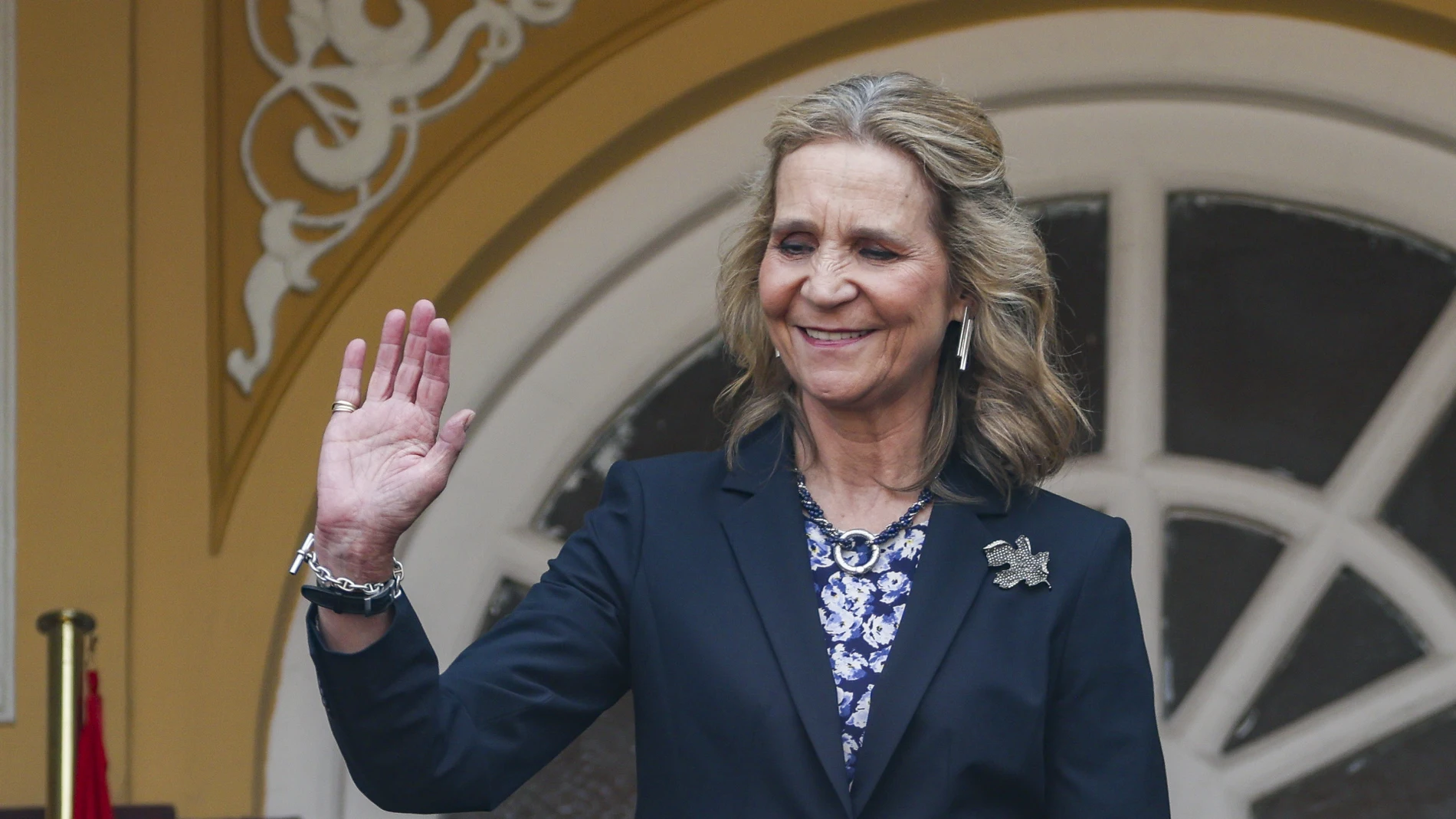 La Infanta Elena y su look en los toros.