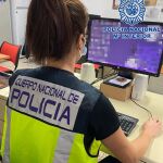 Una agente de la Policía Nacional investiga casos de pornografía infantil