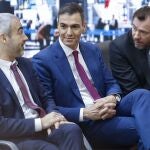 Pedro Sánchez junto al presidente de AENA, Maurici Lucena (i) y el ministro de Transportes, Oscar Puente