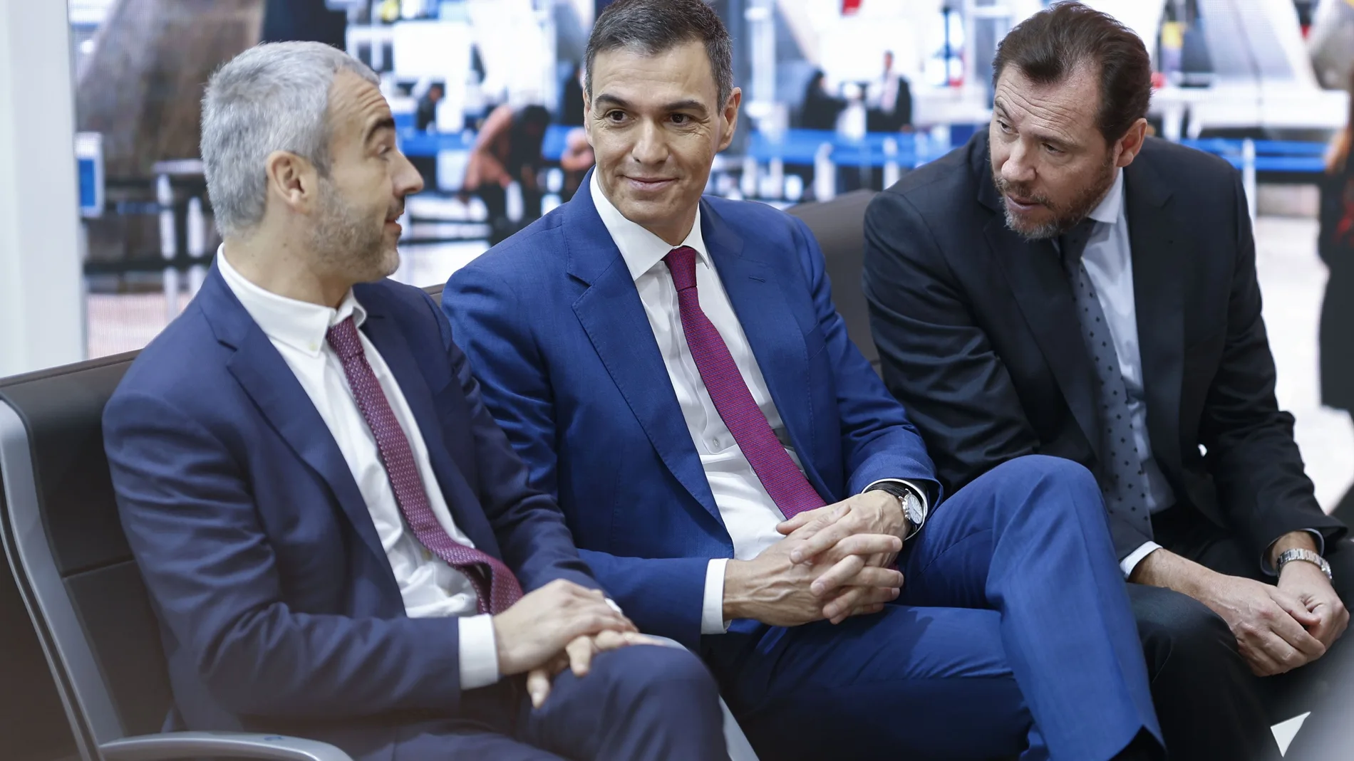 Pedro Sánchez junto al presidente de AENA, Maurici Lucena (i) y el ministro de Transportes, Oscar Puente