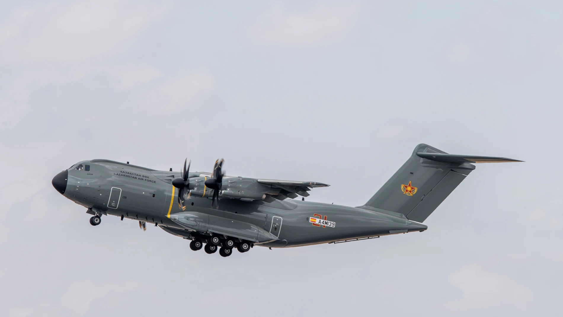 Así vuela el primer avión A400M para la República de Kazajistán