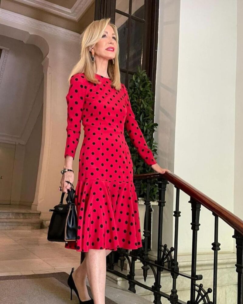 Carmen Lomana con vestido de lunares.