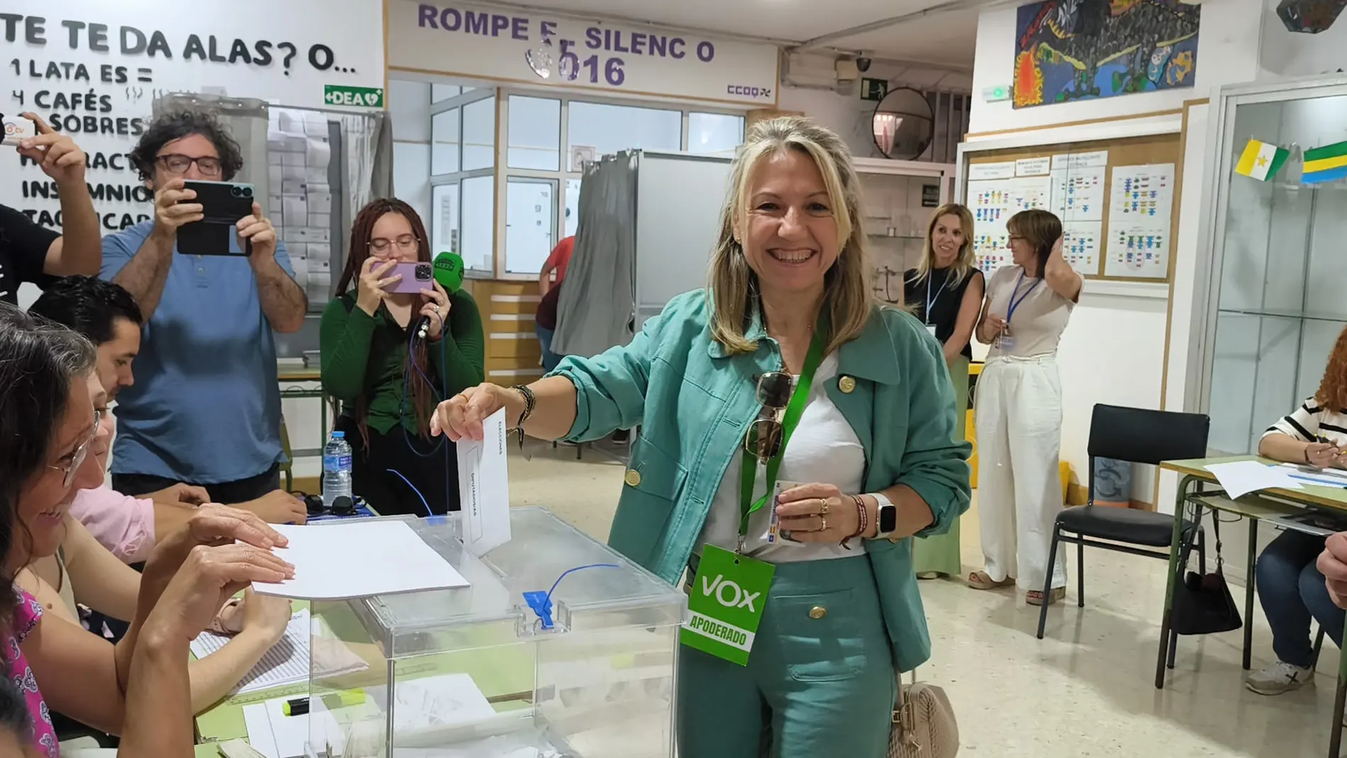 Ana García León , candidata de Vox, ejerce su derecho al voto en Ceuta