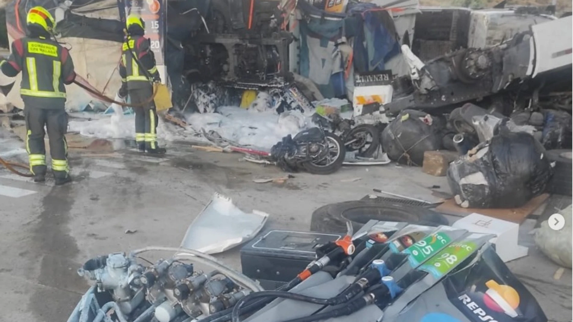 Un camión sin control se estrella con una gasolinera en Antequera: hay tres heridos