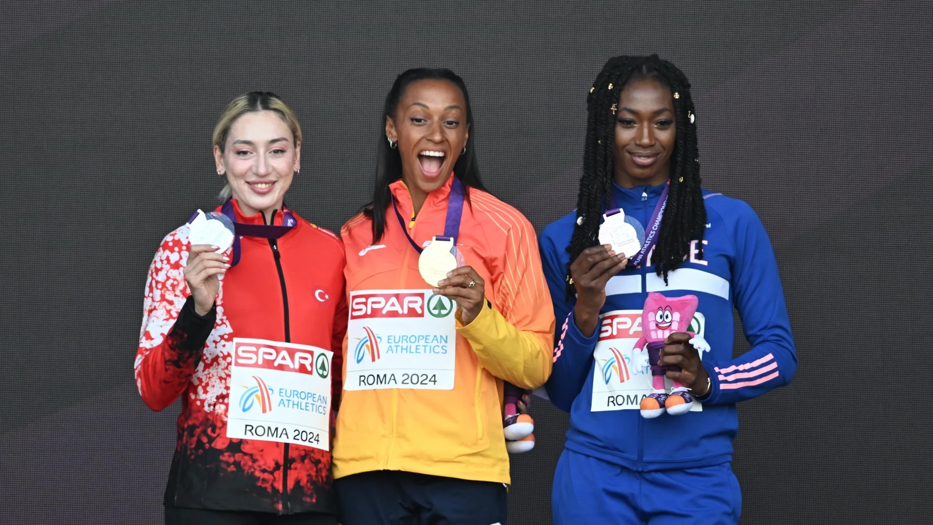 Rome (Italy), 10/06/2024.- (L-R) Silver medallist Tugba Danismaz of Turkey, gold medallist Ana Peleteiro of Spain, and Ilionis Guillaume of France celebrate on the podium of the women's Triple Jump women at the European Athletics Championships 2024 in Rome, Italy, 10 June 2024. (Triple salto, Francia, Italia, España, Turquía, Roma) EFE/EPA/CLAUDIO PERI