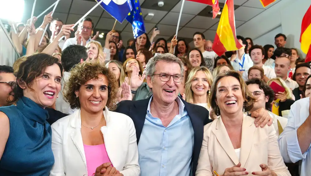 Alberto Núñez Feijóo celebra los resultados junto a Isabel Díaz Ayuso, Dolors Montserrat y Cuca Gamarra