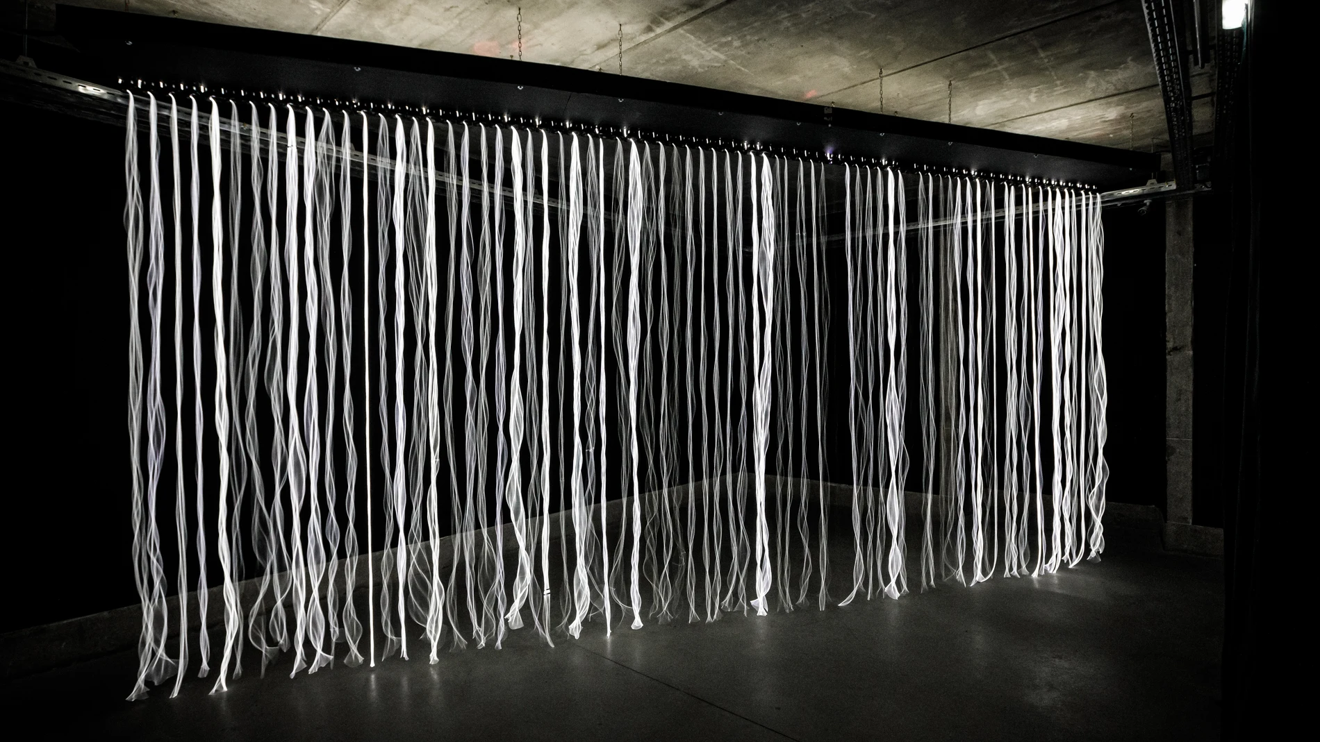 Cascade (2022) es una instalación del artista Marc Vilanova