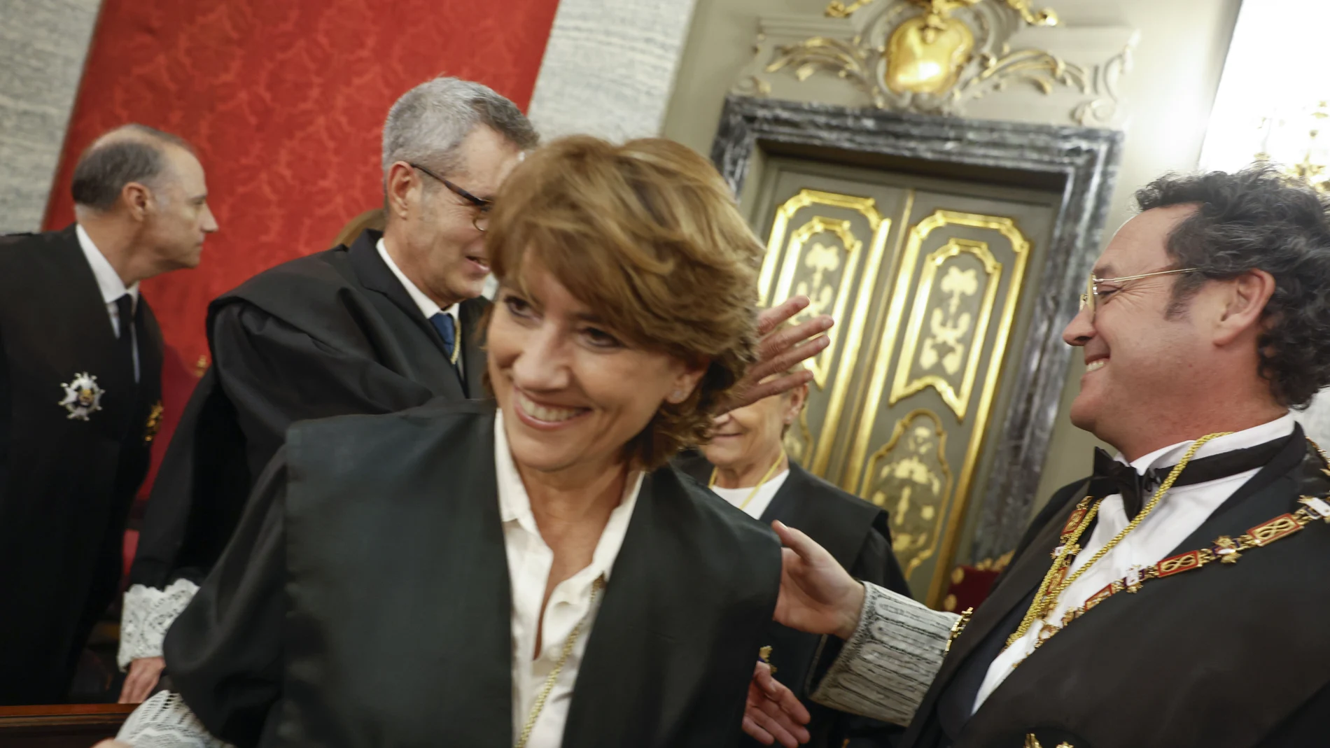 MADRID, 24/01/2024.- El fiscal general del Estado, Álvaro García Ortiz (d), es felicitado tras tomar posesión de su cargo después de ser reelegido, ante la fiscal Dolores Delgado, en un acto celebrado este miércoles en la sede del Tribunal Supremo de Madrid. EFE/ Javier Lizon /POOL