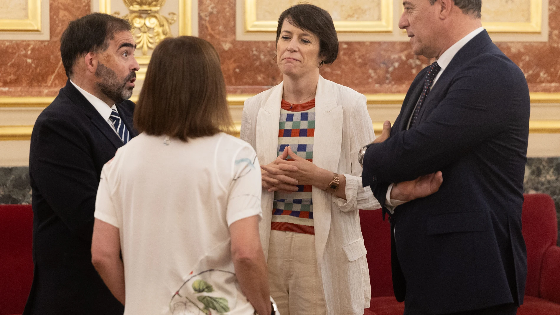 (I-D) La presidenta del Congreso de los Diputados, Francina Armengol; el portavoz del PP en el Parlamento de Galicia, Alberto Pazos; la portavoz nacional del BNG, Ana Pontón, y el secretario general del PSdeG, José Ramón Gómez Besteiro, conversan a su llegada a una sesión plenaria, en el Congreso de los Diputados, a 11 de junio de 2024, en Madrid (España). El Pleno del Congreso debate hoy la toma en consideración de dos Proposiciones de Ley. La primera, sobre la transferencia de la titularida...