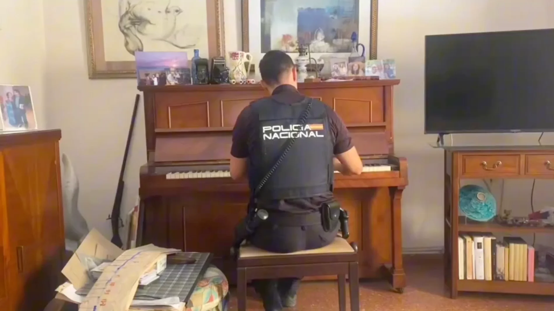 César, el Policía Nacional que calmó a una anciana tocando el piano tras sufrir un robo