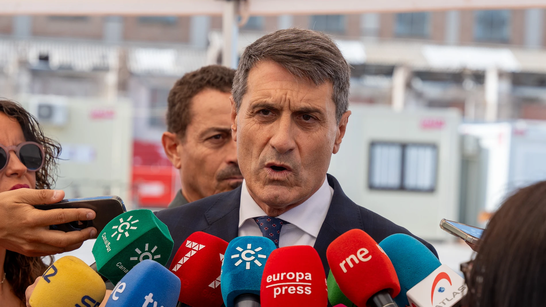 El delegado del Gobierno de España en Andalucía, Pedro Fernández atiende a los medios tras la visita a la megaextructura de Tecade, a 11 de junio de 2024, en Sevilla, Andalucía (España). El consejero de Industria, Energía y Minas, Jorge Paradela, visita, junto al delegado del Gobierno de España en Andalucía, Pedro Fernández, y al presidente de la Autoridad Portuaria, Rafael Carmona, la megaestructura fabricada por Tecade en el Puerto de Sevilla, que formará parte de un parque eólico marino si...