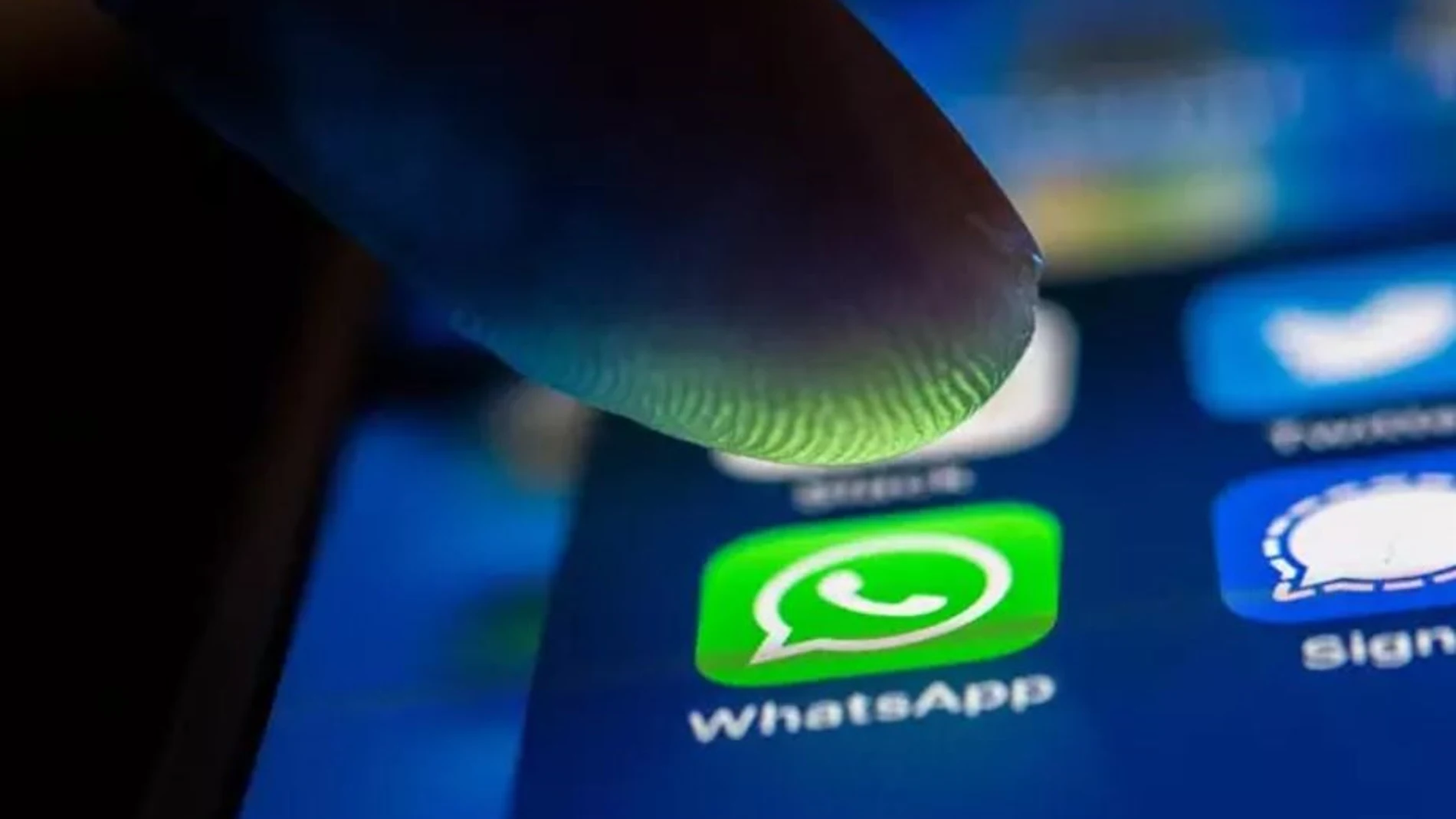 Archivo - FILED - 19 January 2021, Berlin: A finger touches the Whatsapp logo on a smartphone. Photo: Zacharie Scheurer/dpa ZACHARIE SCHEURER/DPA - ARCHIVO 12/06/2024 ONLY FOR USE IN SPAIN