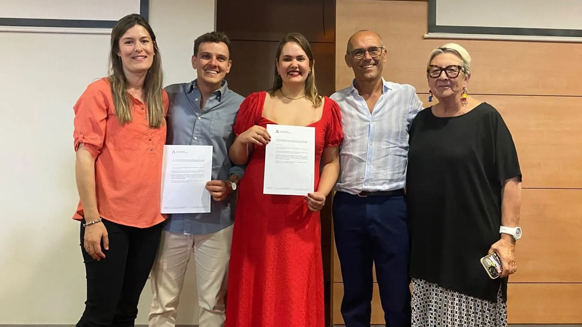 A la derecha la Dra. Mariví Rodríguez (coordinadora docente de MIR y EIR de Atención Familiar y Comunitaria del Área Sur de Sevilla), el tutor Francisco José Santos, los dos residentes premiados Cristina Fruto y Gonzalo Sánchez, junto a la tutora Carmen Ríos