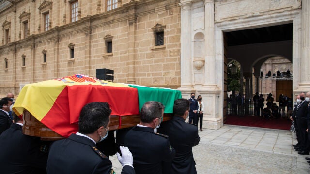 Llegada del féretro de Manuel Clavero Arévalo a el Parlamento de Andalucía, donde se ha instalado la Capilla Ardiente, a 15 de junio del 2021 en Sevilla