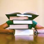 Las chicas de secundaria sufren más estrés escolar que los chicos según un informe de la Universidad de Sevilla