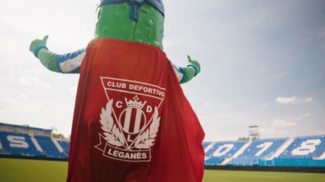 Superpepino, y su nueva capa roja