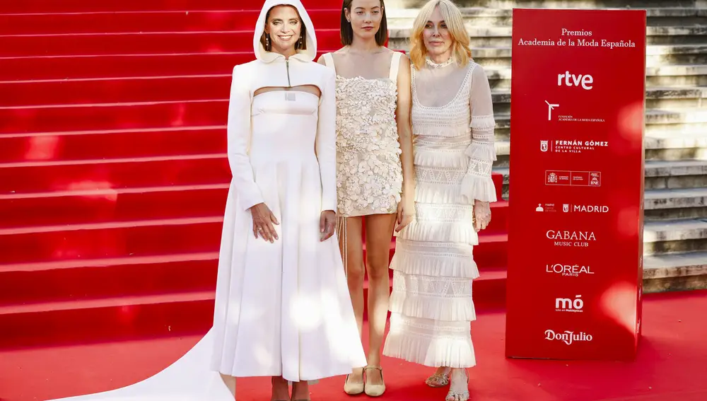 Macarena Gómez y Mireia Oriol junto a Teresa Helbig.