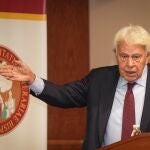El ex presidente del Gobierno, Felipe González, en la entrega del Premio Alumni 2024 de la Universidad de Sevilla.