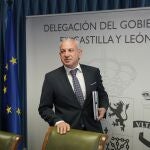 El delegado del Gobierno en Castilla y León, Nicanor Sen, presenta las últimas actuaciones del Ministerio de Transportes para mejorar y rehabilitar el firme de autovías y carreteras en la Comunidad, y realiza un balance de las inversiones, por provincias, que el Gobierno de España ha llevado a cabo en los últimos años.