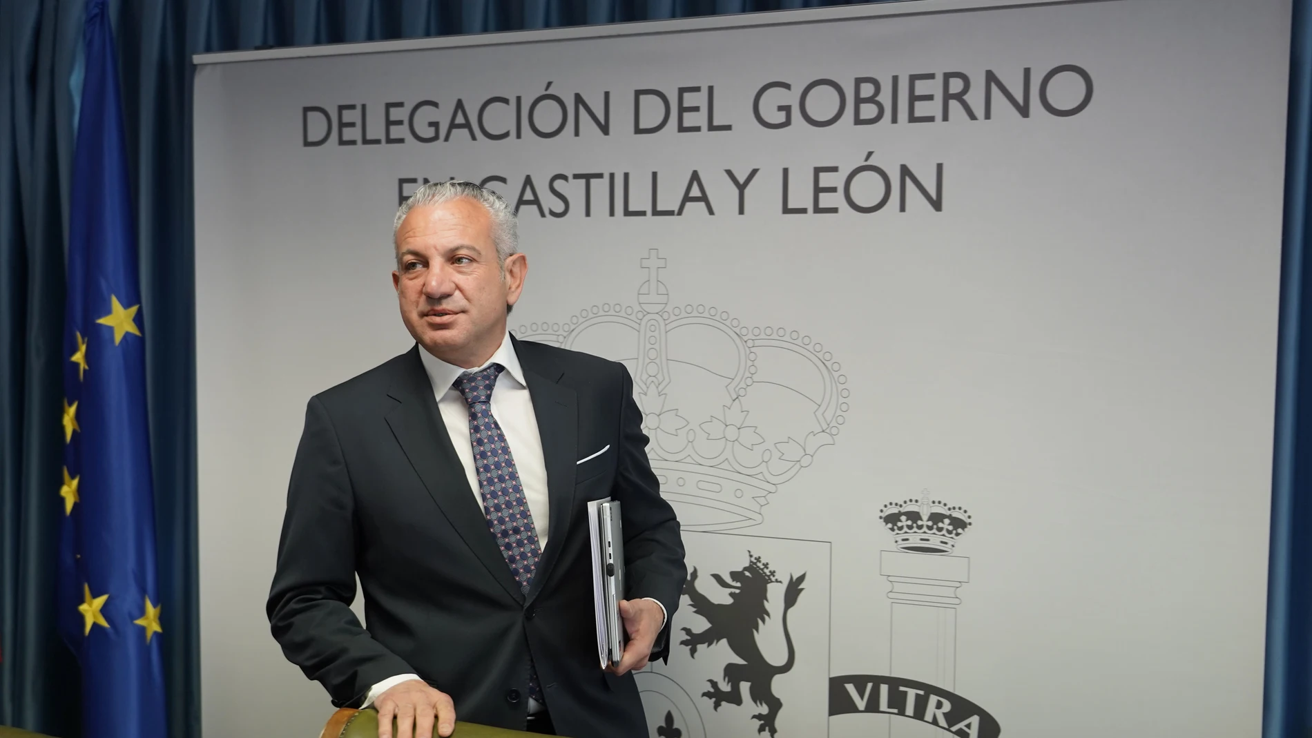 El delegado del Gobierno en Castilla y León, Nicanor Sen, presenta las últimas actuaciones del Ministerio de Transportes para mejorar y rehabilitar el firme de autovías y carreteras en la Comunidad, y realiza un balance de las inversiones, por provincias, que el Gobierno de España ha llevado a cabo en los últimos años.