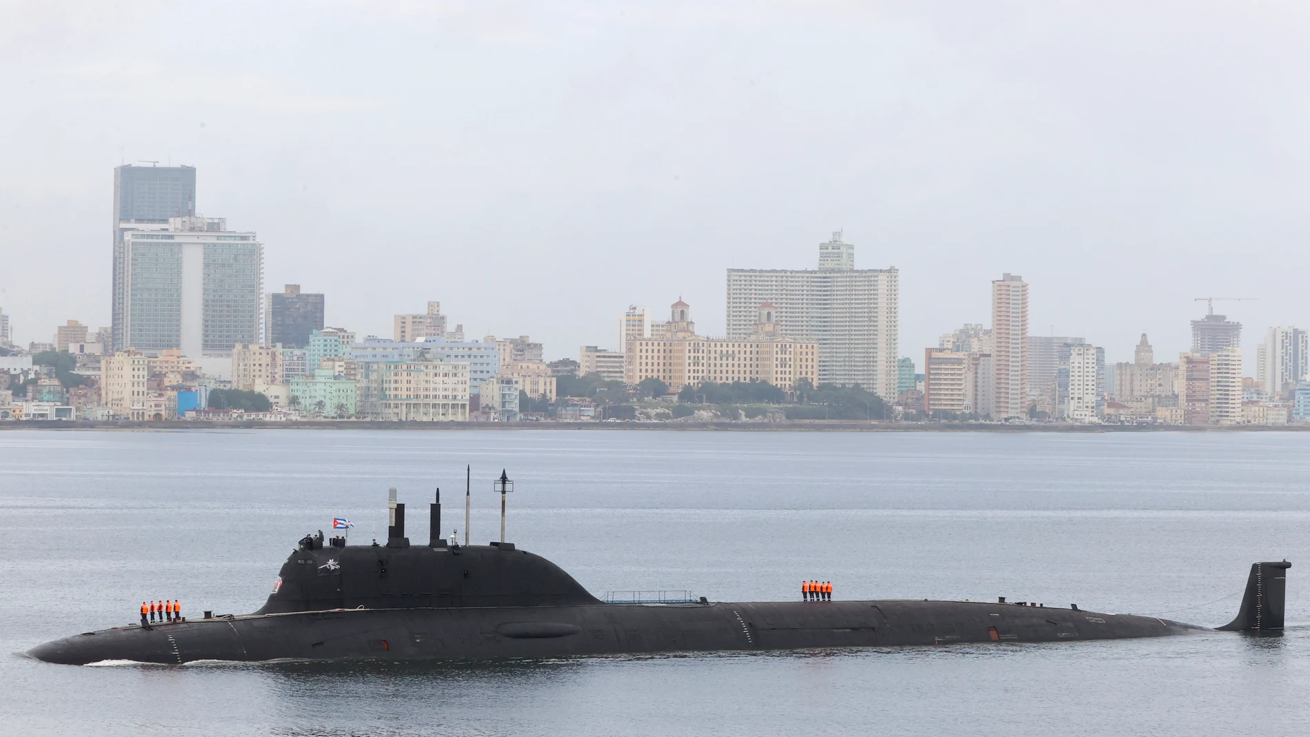 -FOTODELDÍA- AME3444. LA HABANA (CUBA), 12/06/2024.- Fotografía donde se observa un submarino perteneciente a la flotilla de la Marina de Guerra de Rusia este miércoles, en la Habana, (Cuba). Una flotilla de la Marina de Guerra de Rusia que incluye una moderna fragata y un submarino de propulsión nuclear llegó en la mañana de este miércoles a La Habana dentro de una visita programada que ha generado gran expectación por su significación geopolitica. EFE/ Ernesto Mastrascusa
