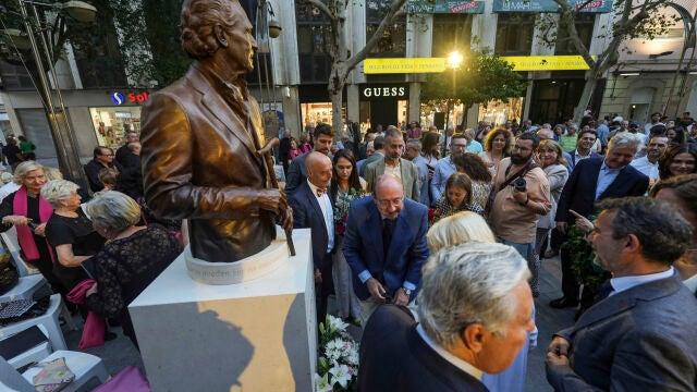 Ayuntamiento de Córdoba inaugura busto dedicado al escritor Antonio Gala