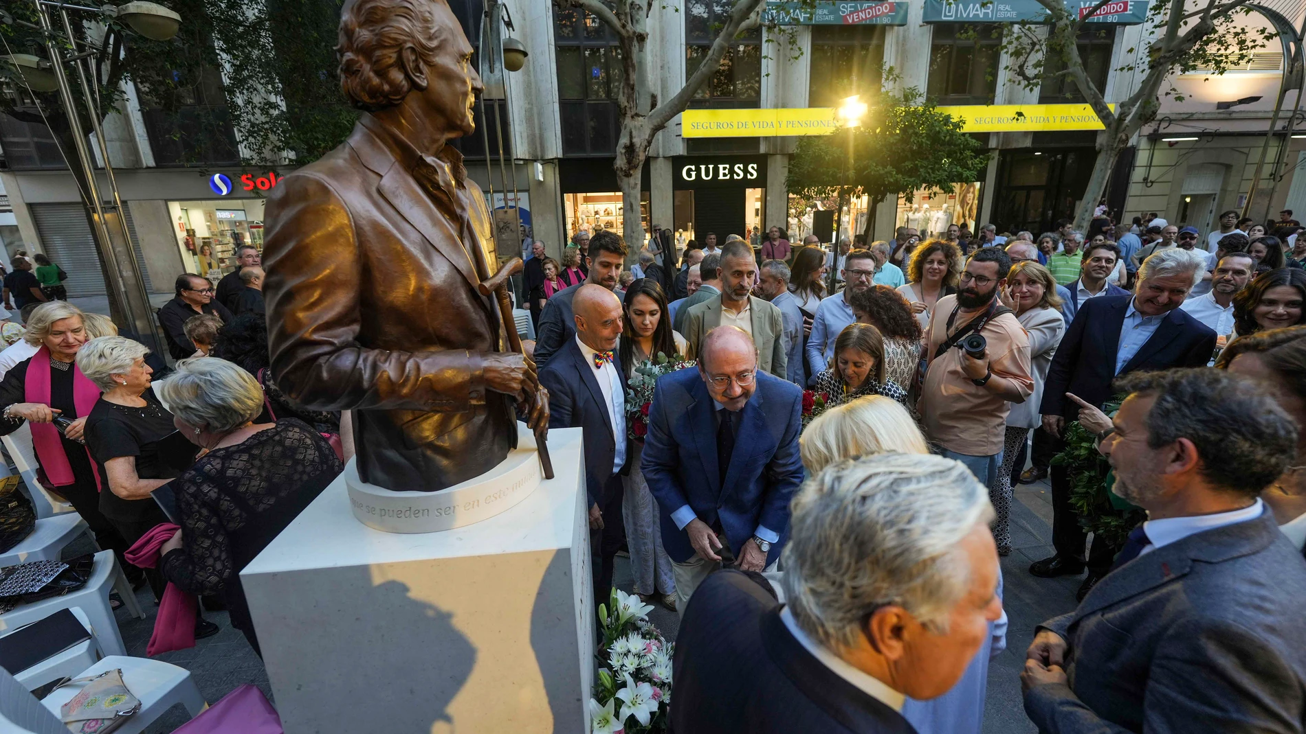 CÓRDOBA (ANDALUCÍA), 13/06/2024.- Fotografía de la inauguración este jueves del busto obra del escultor César Orrico dedicado al escritor Antonio Gala (1930-2023), en el bulevar del Gran Capitán de Córdoba (Andalucía). EFE/ Rafa Alcaide