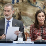 La Reina Letizia en una reunión junto al Rey Felipe.