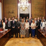Foto de familia de la portavoz del PP en el Senado, Alicia García, con senadores de la Comunidad, la consejera González Corral y el secretario regional del PP, Francisco Vázquez