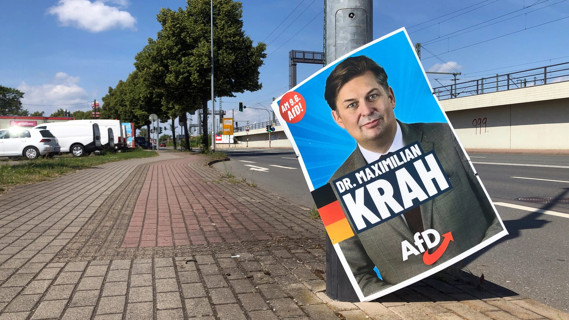 FILED - 10 June 2024, Thuringia, Erfurt: An election poster depicting AfD politician Maximilian Krah hangs on a lamp post on the ground. The far-right Identity and Democracy (ID) group in the European Parliament currently has no plans to readmit the Alternative for Germany (AfD), despite the exclusion of controversial politician Maximilian Krah from the party's parliamentary delegation. Photo: Martin Schutt/dpa 10/06/2024 ONLY FOR USE IN SPAIN