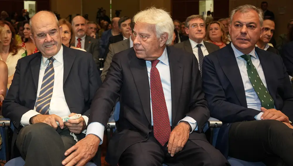 El expresidente del Gobierno Felipe González recibe el premio 'Alumni de Honor' de la Universidad de Sevilla
