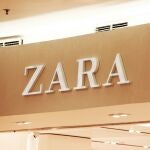 Logo de Zara en una tienda
