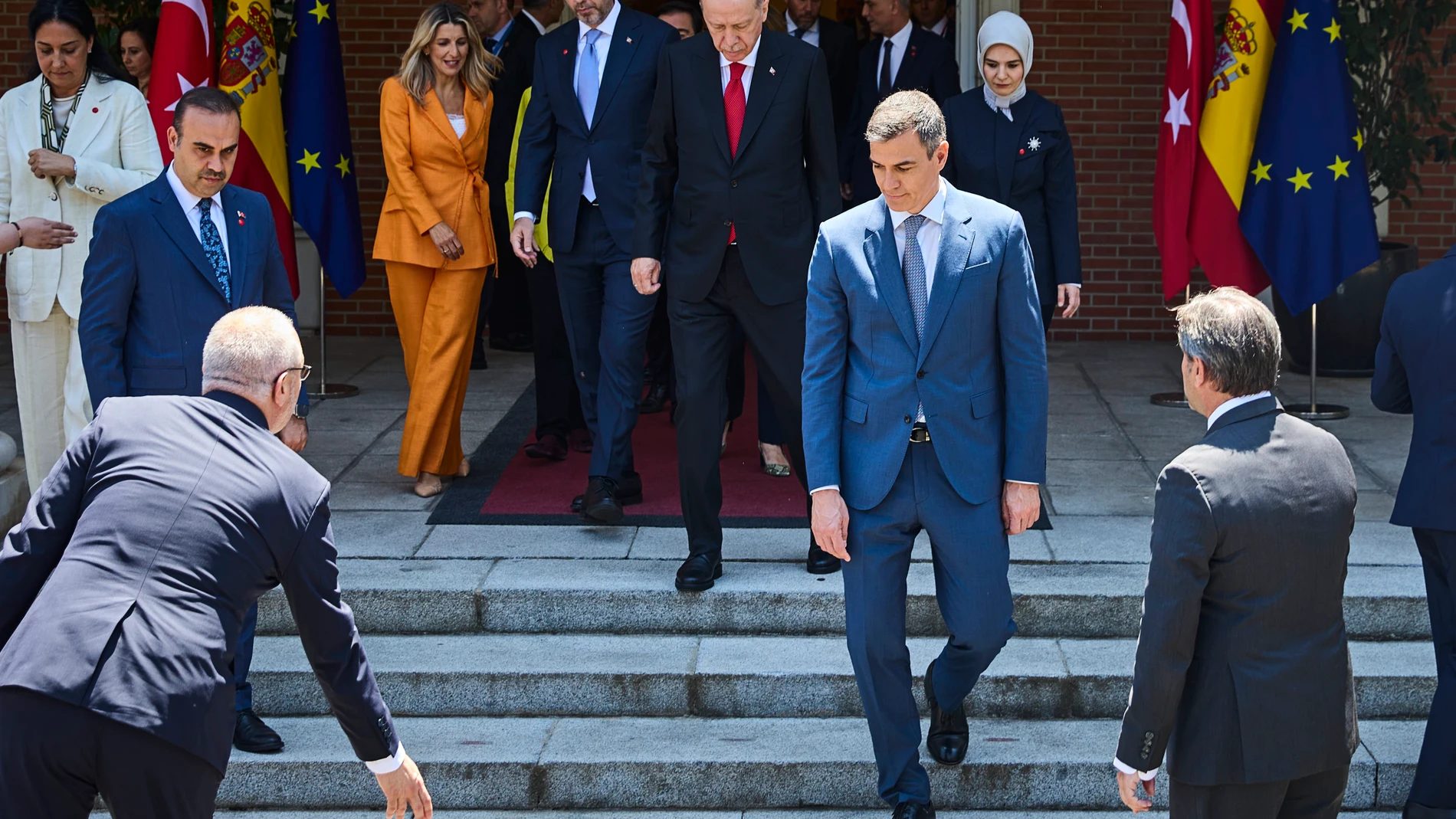 El presidente del Gobierno, Pedro Sánchez y su homólogo turco, Recep Tayyip Erdogan, durante una reunión de alto nivel entre ambos países celebrada este jueves, en Madrid. España y Turquía constituyeron este jueves un comité empresarial para estrechar lazos comerciales, ya que tanto las empresas como los mandatarios de las dos naciones ven más oportunidades de negocio en distintos sectores. © Alberto R. Roldán / Diario La Razón. 13 06 2024