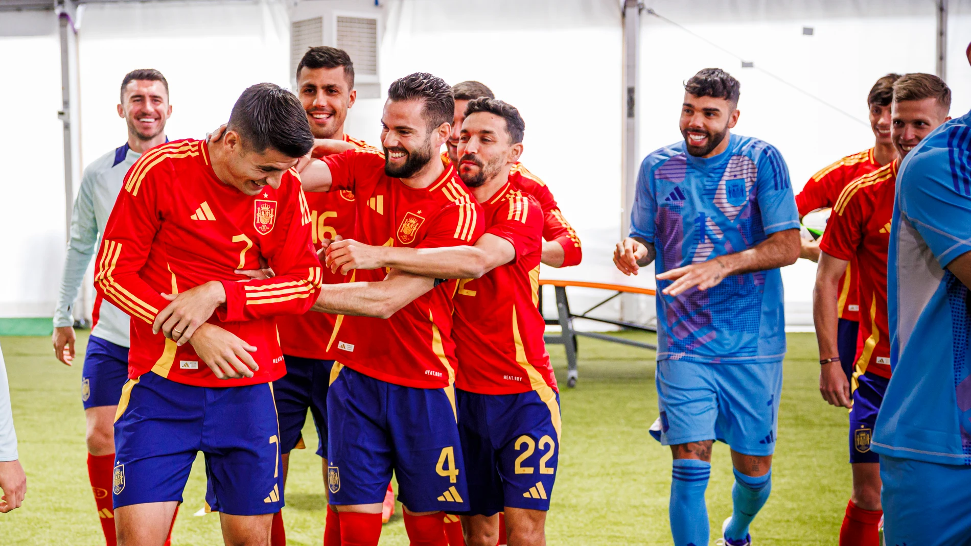 DONAUESCHINGEN, 13/06/2024.- a selección española se hizo este jueves, a dos días de su estreno en la Eurocopa 2024, la foto oficial del torneo, con los 26 internacionales y el seleccionador Luis de la Fuente posando en un momento que reflejó la buena sintonía con el presidente de la Federación, Pedro Rocha. En el campo de entrenamiento en la ciudad deportiva SV Aasen en Donaueschingen, donde los 26 internacionales se entrenan desde el pasado lunes, la selección realizó la fotografía para el ...