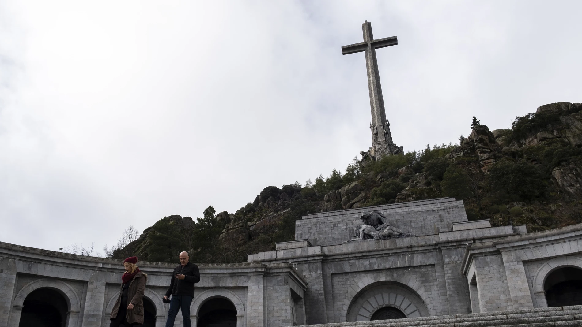 Escalinata de acceso a la explanada frente a la Basílica de la Santa Cruz del Valle de los Caídos