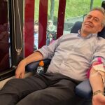 El consellerio de Sanidade, esta mañana, donando sangre. 