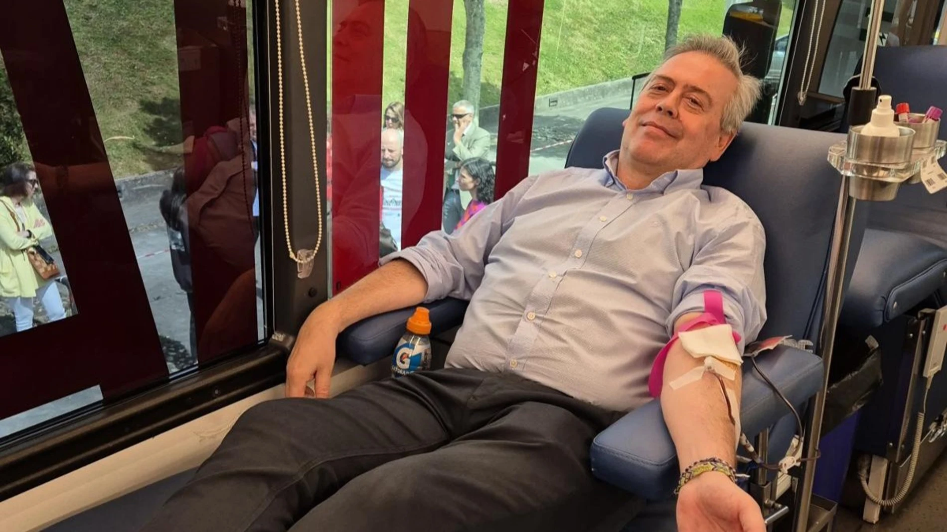 El consellerio de Sanidade, esta mañana, donando sangre.