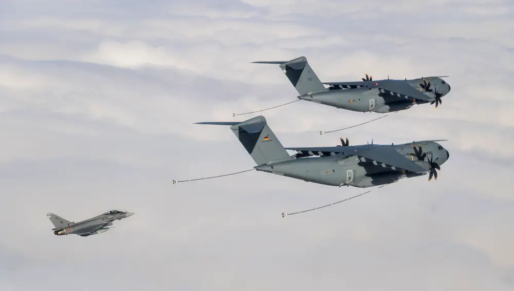 Dos A400M (de Alemania y de España) tras reabastecer a un Eurofighter español