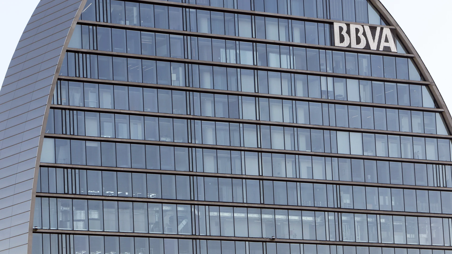 Fotografía de archivo de "La Vela", edificio emblema de la sede social del Banco Bilbao Vizcaya Argentaria (BBVA) en el barrio de Las Tablas en Madrid.