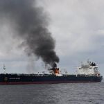 O.Próximo.- El buque griego 'Tutor' queda a la deriva en el mar Rojo tras sufrir un ataque de los hutíes
