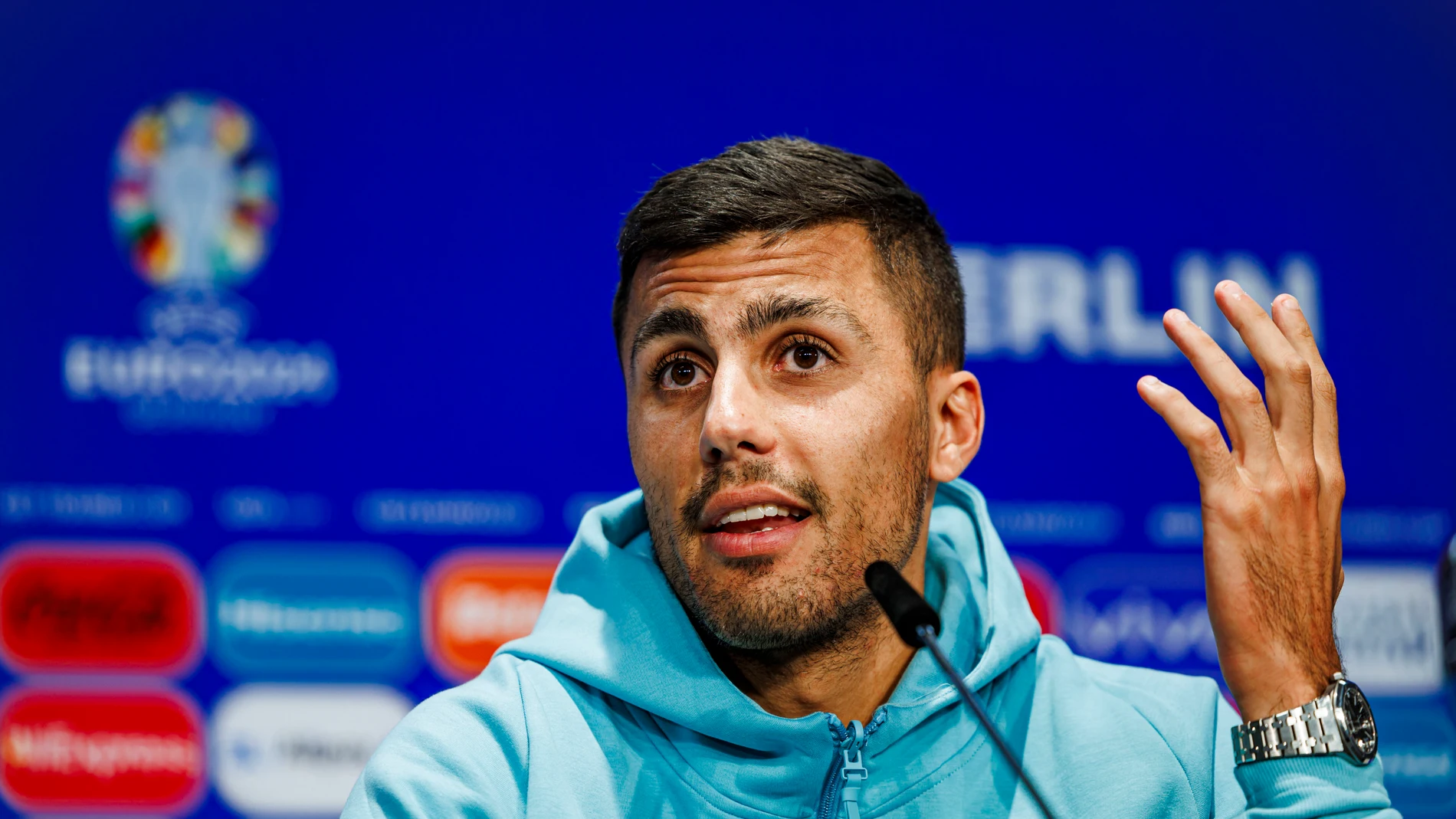 BERLÍN, 14/06/2024.- El centrocampista español Rodri durante la rueda de prensa de este viernes en Berlín, donde mañana se enfrentará a la selección croata en la primera jornada del Grupo B de la Eurocopa 2024. EFE/ Pablo García / RFEF SÓLO USO EDITORIAL / SÓLO DISPONIBLE PARA ILUSTRAR LA NOTICIA QUE ACOMPAÑA (CRÉDITO OBLIGATORIO)