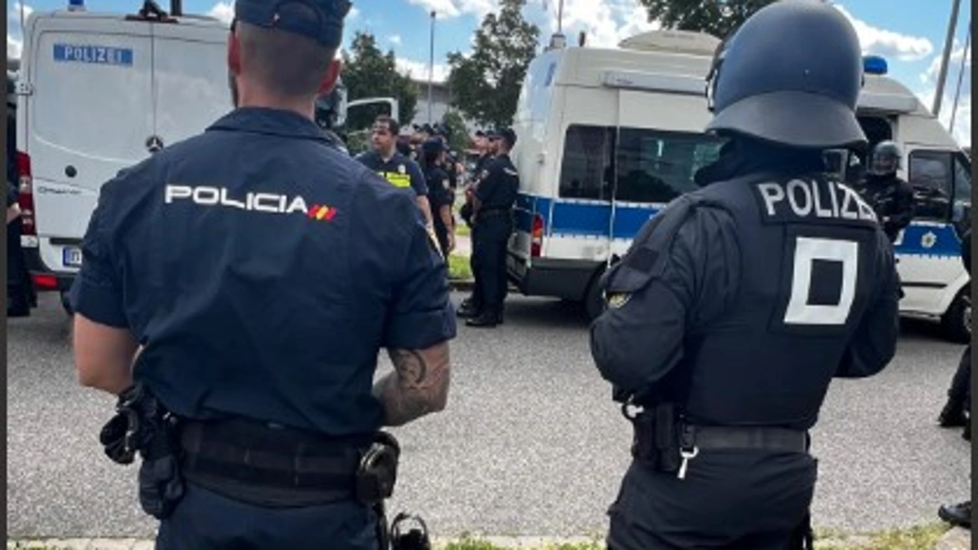 Un agente español, junto a otro alemán