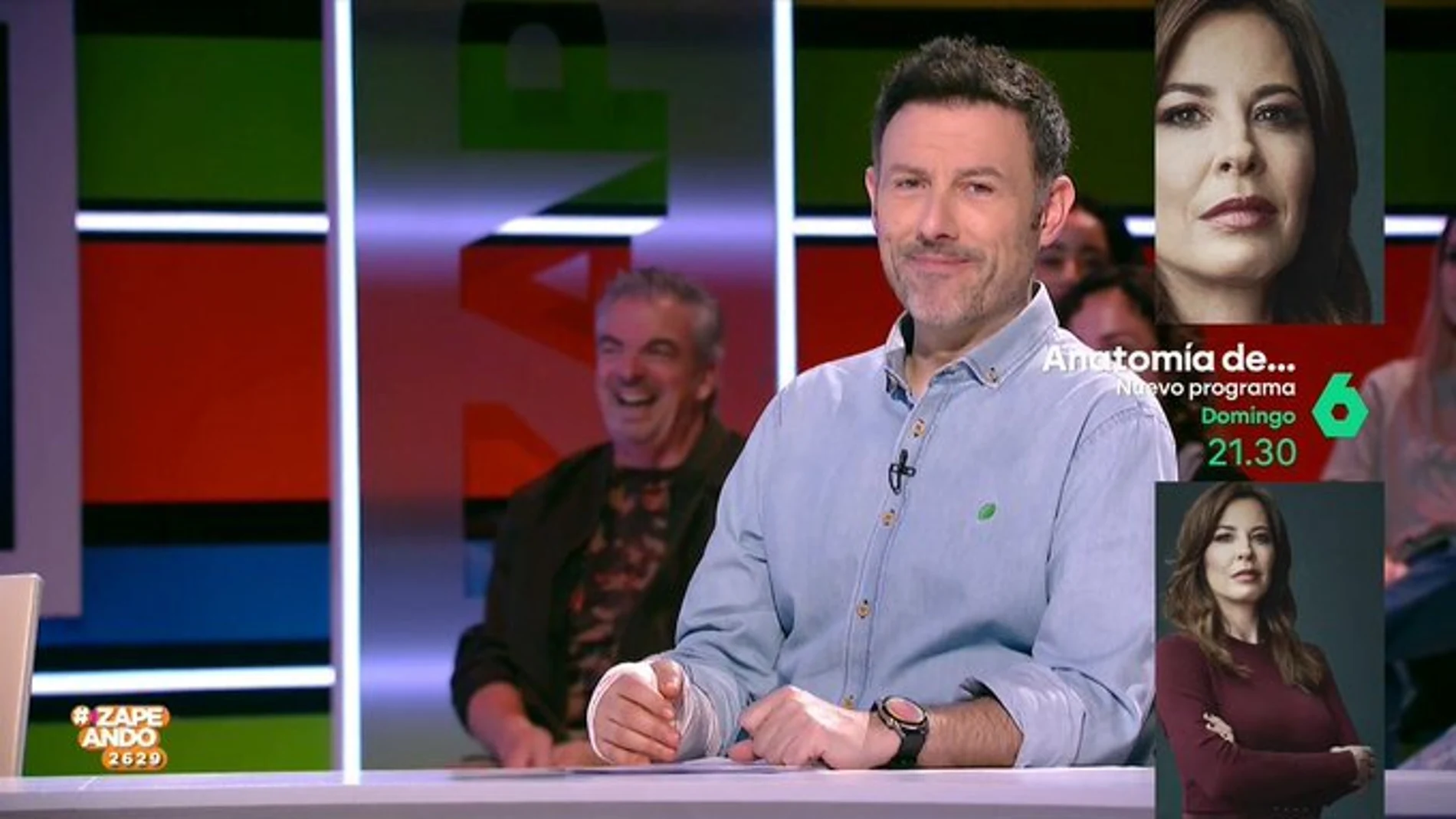 Iñaki Urrutia con el brazo escayolado en 'Zapeando'