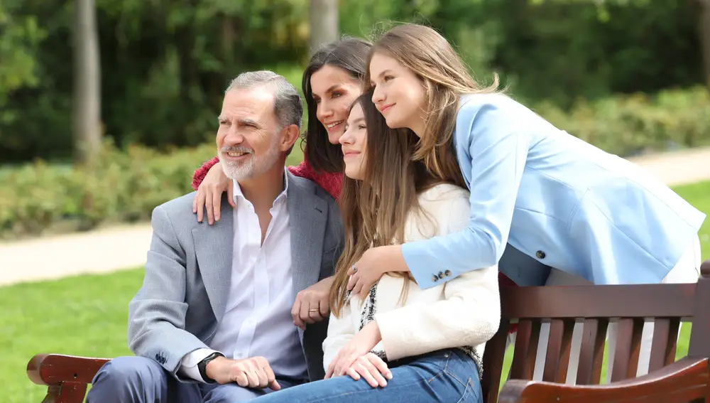 Fotografías de los Reyes Felipe y Letizia, junto a sus hijas, la princesa Leonor y la infanta Sofía, realizadas por el equipo fotográfico de la Casa de S.M. el Rey en los Jardines del Moro del Palacio Real, con motivo del vigésimo aniversario del enlace matrimonial de los Reyes que se cumplirá el próximo día, 22 de mayo.