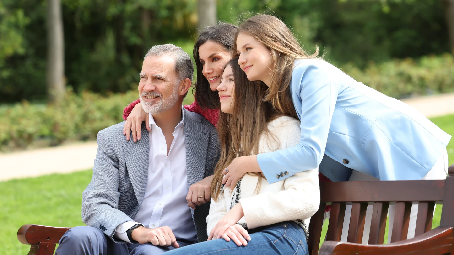 Fotografías de los Reyes Felipe y Letizia, junto a sus hijas, la princesa Leonor y la infanta Sofía, realizadas por el equipo fotográfico de la Casa de S.M. el Rey en los Jardines del Moro del Palacio Real, con motivo del vigésimo aniversario del enlace matrimonial de los Reyes que se cumplirá el próximo día, 22 de mayo.