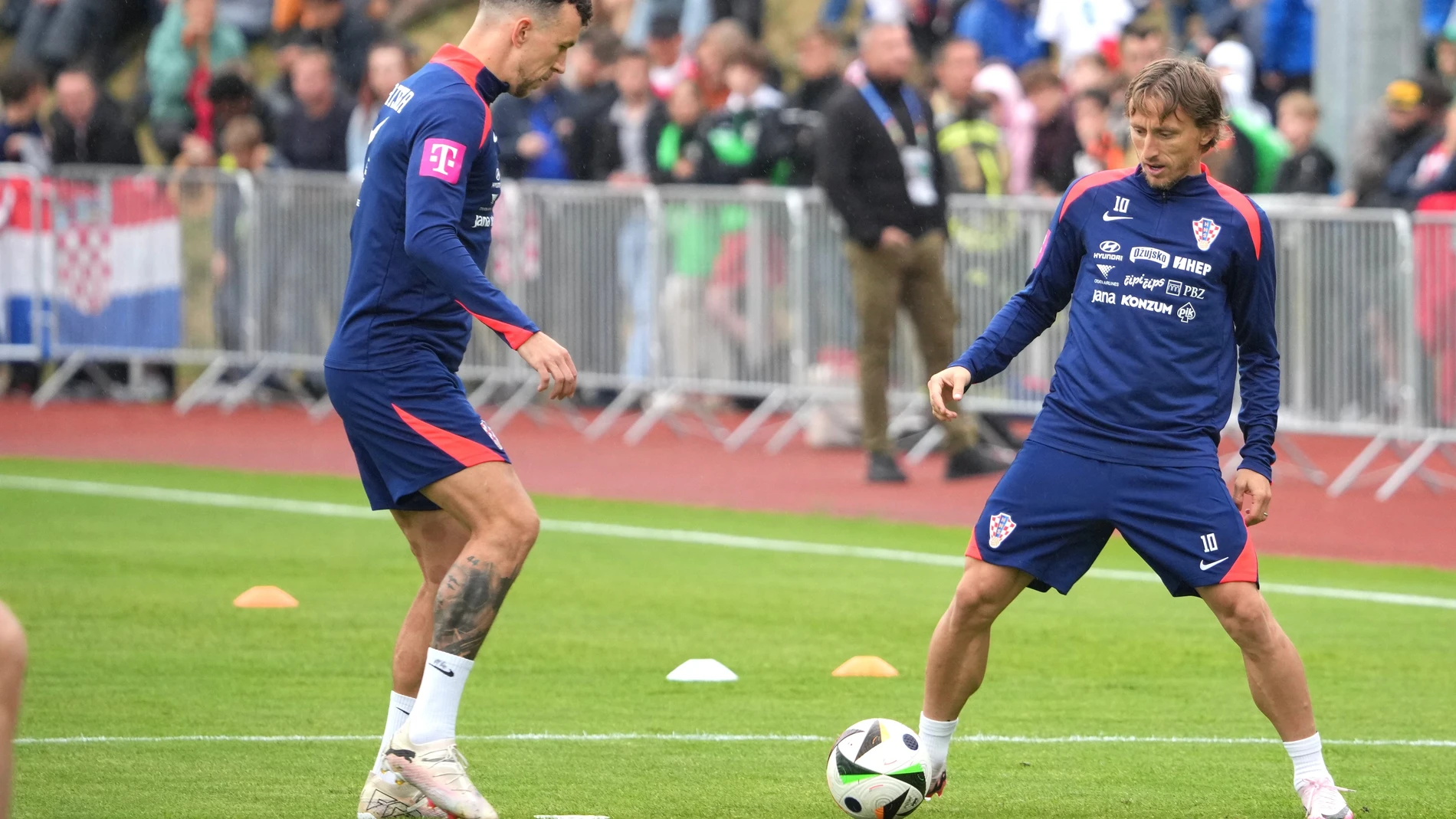 10 June 2024, Brandenburg, Neuruppin: Croatia's Luka Modric (R) and Ivan Perisic take part in a training session for the team at the Volksparkstadion as part of their preparations for the UEFA EURO 2024. Photo: Soeren Stache/dpa 10/06/2024 ONLY FOR USE IN SPAIN
