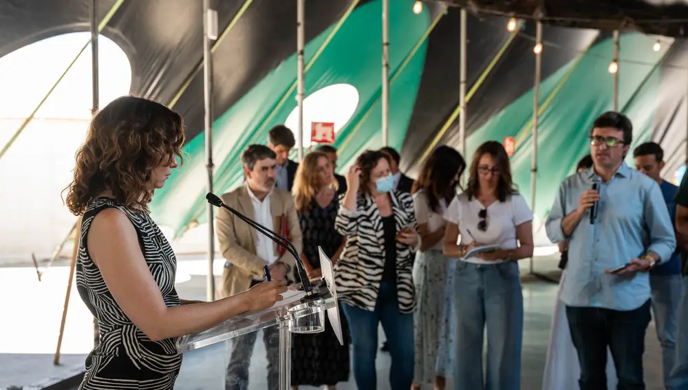 Ayuso asiste a la presentación del proyecto Rock a la par