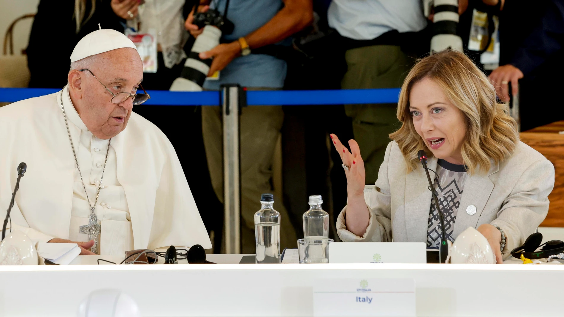 Borgo Egnazia (Italy), 14/06/2024.- Pope Francis (L) and Italian Prime Minister Giorgia Meloni attend 'Session VI: Artificial intelligence, energy, Africa-Mediterranean' along with G7 leaders and state leaders on the second day of the G7 summit, in Borgo Egnazia, Apulia region, southern Italy, 14 June 2024. The 50th G7 Summit brings together the Group of Seven member states leaders in Borgo Egnazia resort from 13 to 15 June 2024. Pope Francis is the first Pope to participate in a G7 Summit. (...