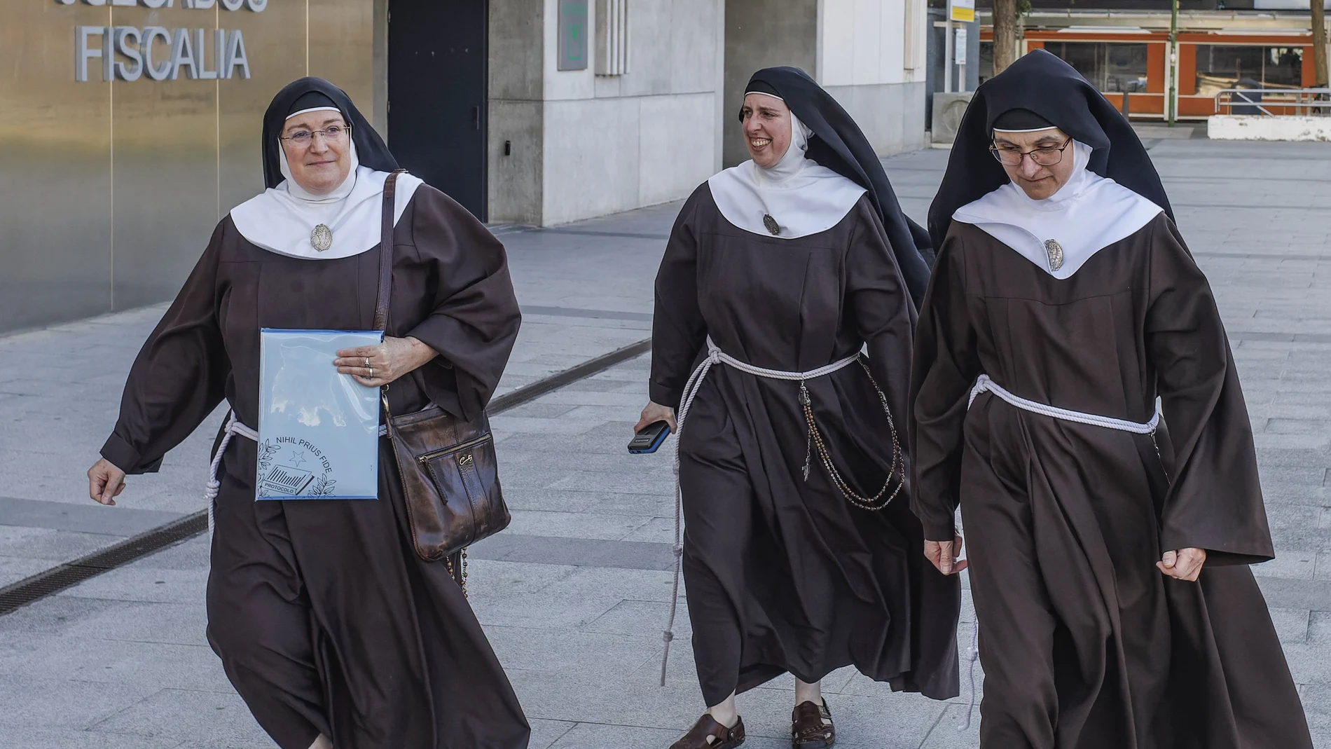 La madre superiora del convento de Belorado, Sor Isabel de la Trinidad, y tres monjas del convento de Belorado salen del juzgado de Burgos este viernes. El Arzobispado de Burgos ha requerido formalmente a Pablo de Rojas, fundador de la Pía Unión Sancti Pauli Apostoli, y a José Ceacero que abandonen el monasterio de Belorado (Burgos) donde se hallan acompañando a las monjas clarisas desde que éstas anunciaron el 13 de mayo que abandonaban la Iglesia católica.